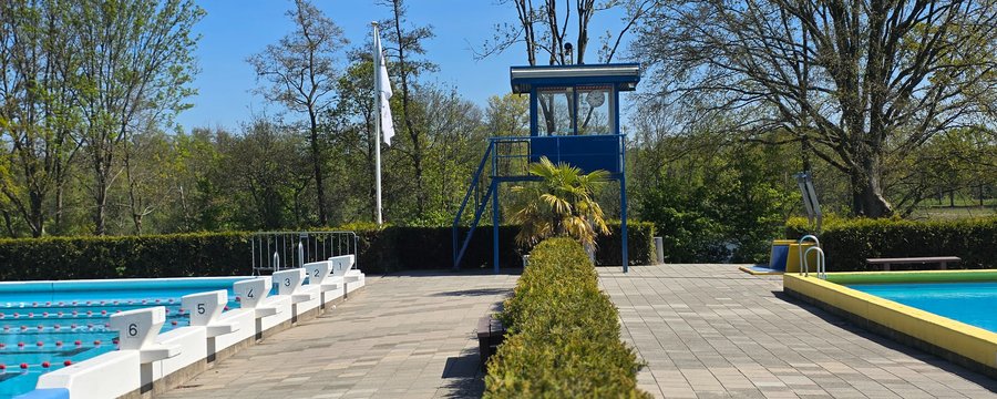 Foto wedstrijdbad en recreatiebad en uitkijktoren