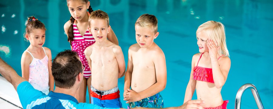 badmeester met kinderen.jpg